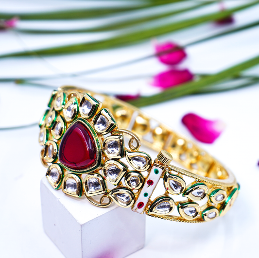 Esha ’s Triangle shaped Kundan Bracelets - Chaandi Rivaaz
