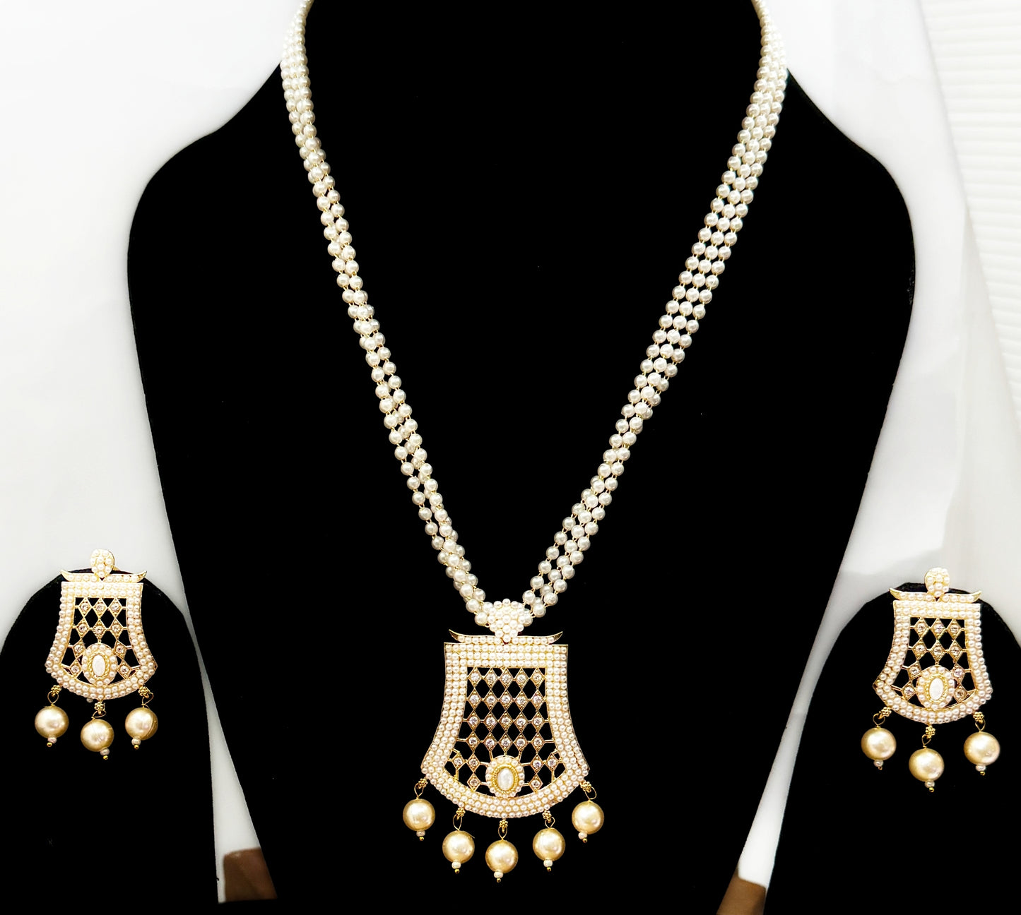 Beautiful Pearl Pendant set - Chaandi Rivaaz