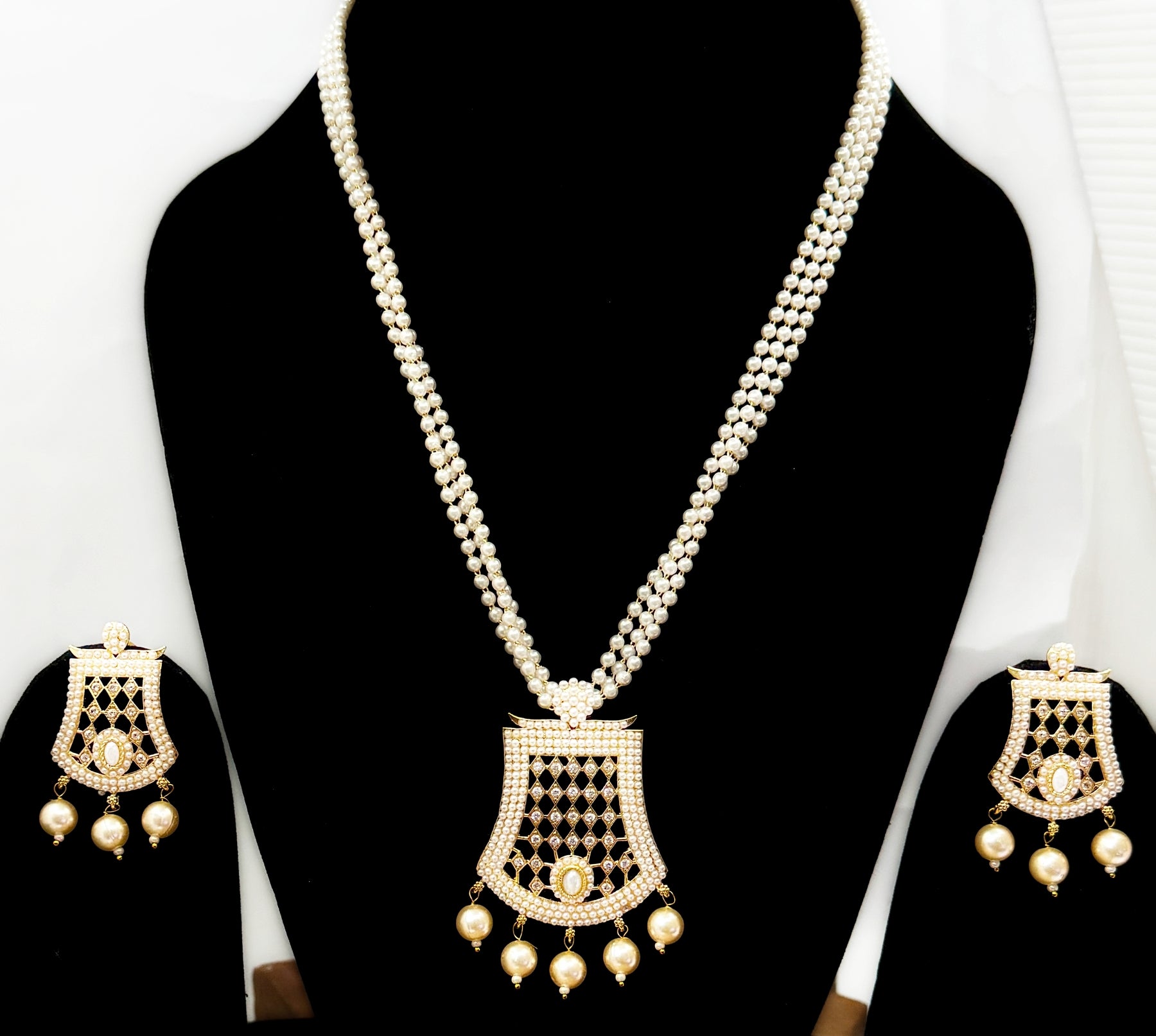 Beautiful Pearl Pendant set - Chaandi Rivaaz