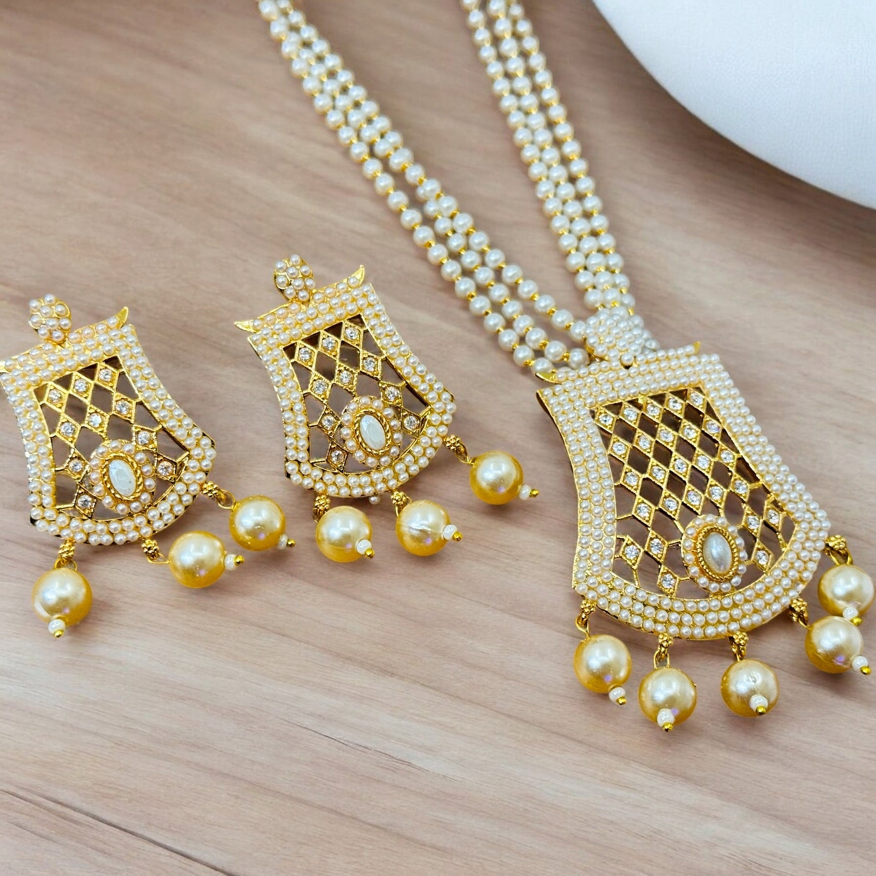 Beautiful Pearl Pendant set - Chaandi Rivaaz