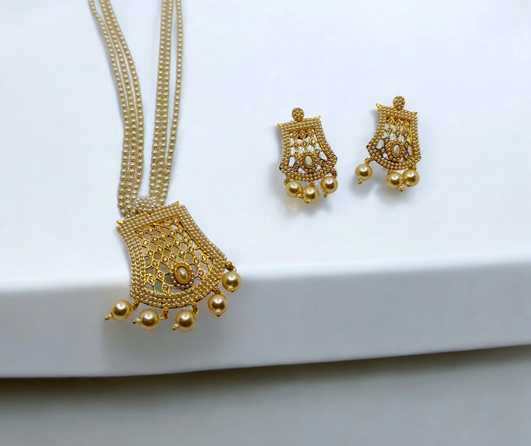 Beautiful Pearl Pendant set - Chaandi Rivaaz