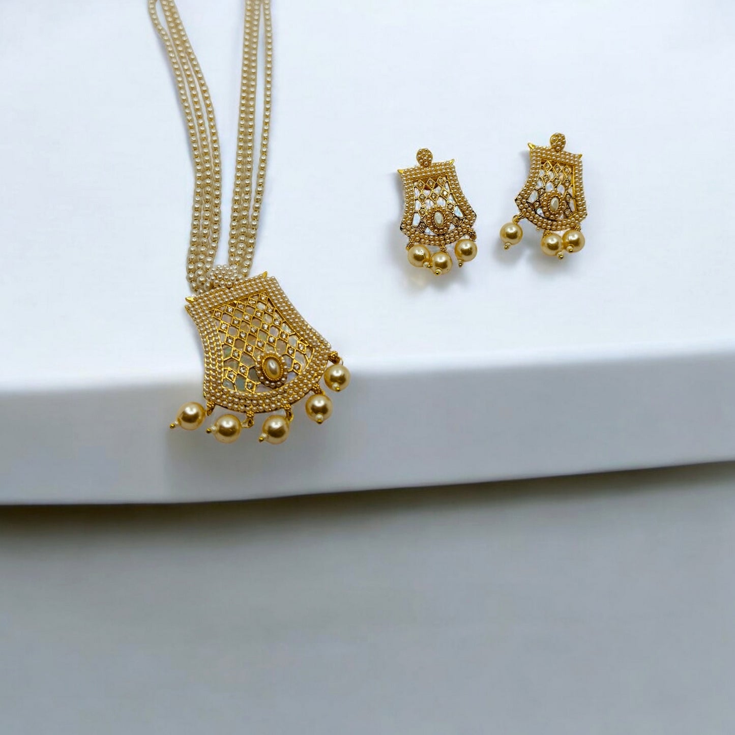 Beautiful Pearl Pendant set - Chaandi Rivaaz