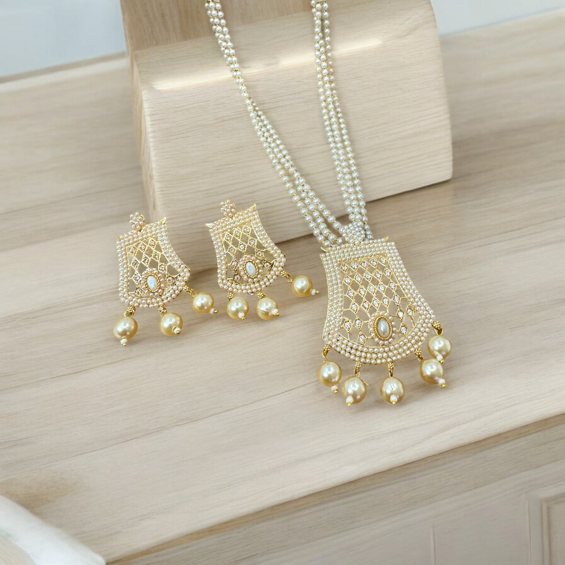 Beautiful Pearl Pendant set - Chaandi Rivaaz
