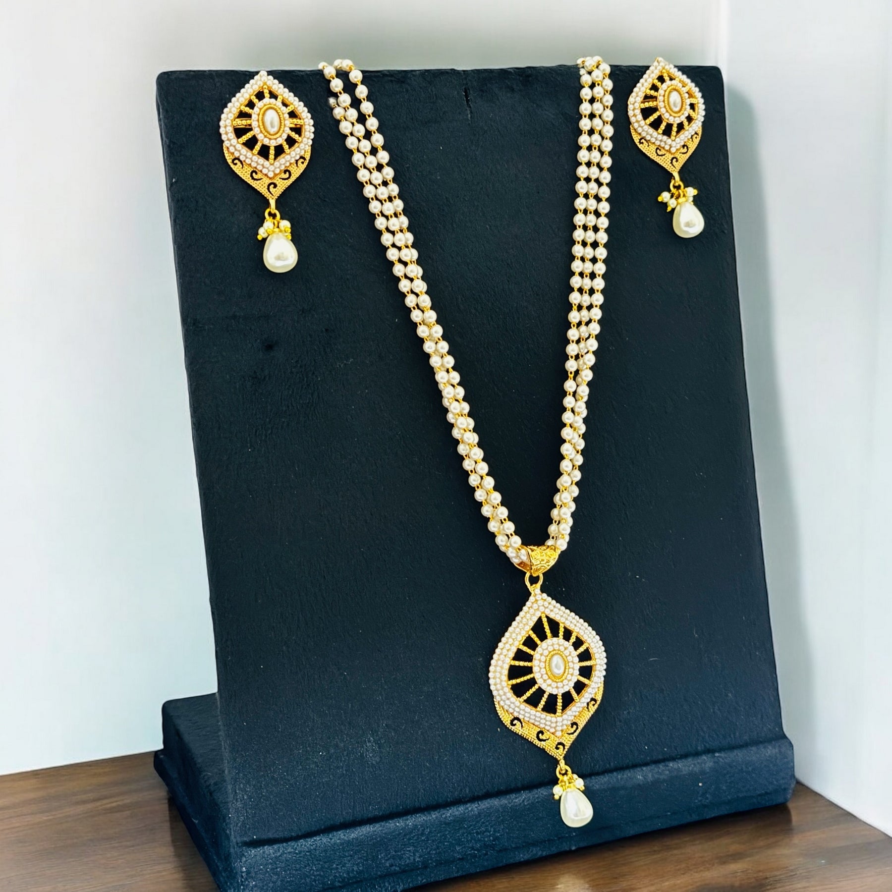 Stunning Pearl Pendant set - Chaandi Rivaaz