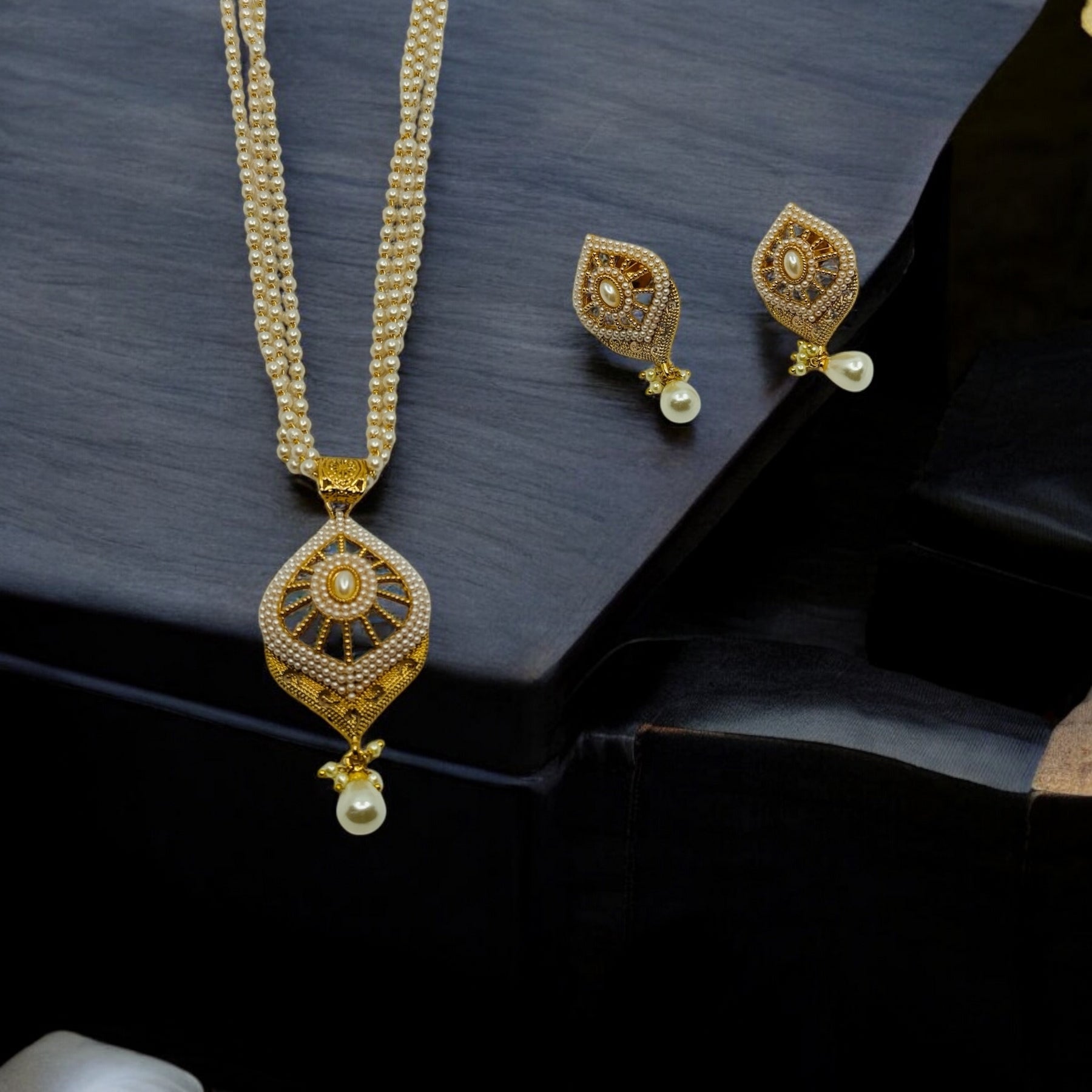 Stunning Pearl Pendant set - Chaandi Rivaaz