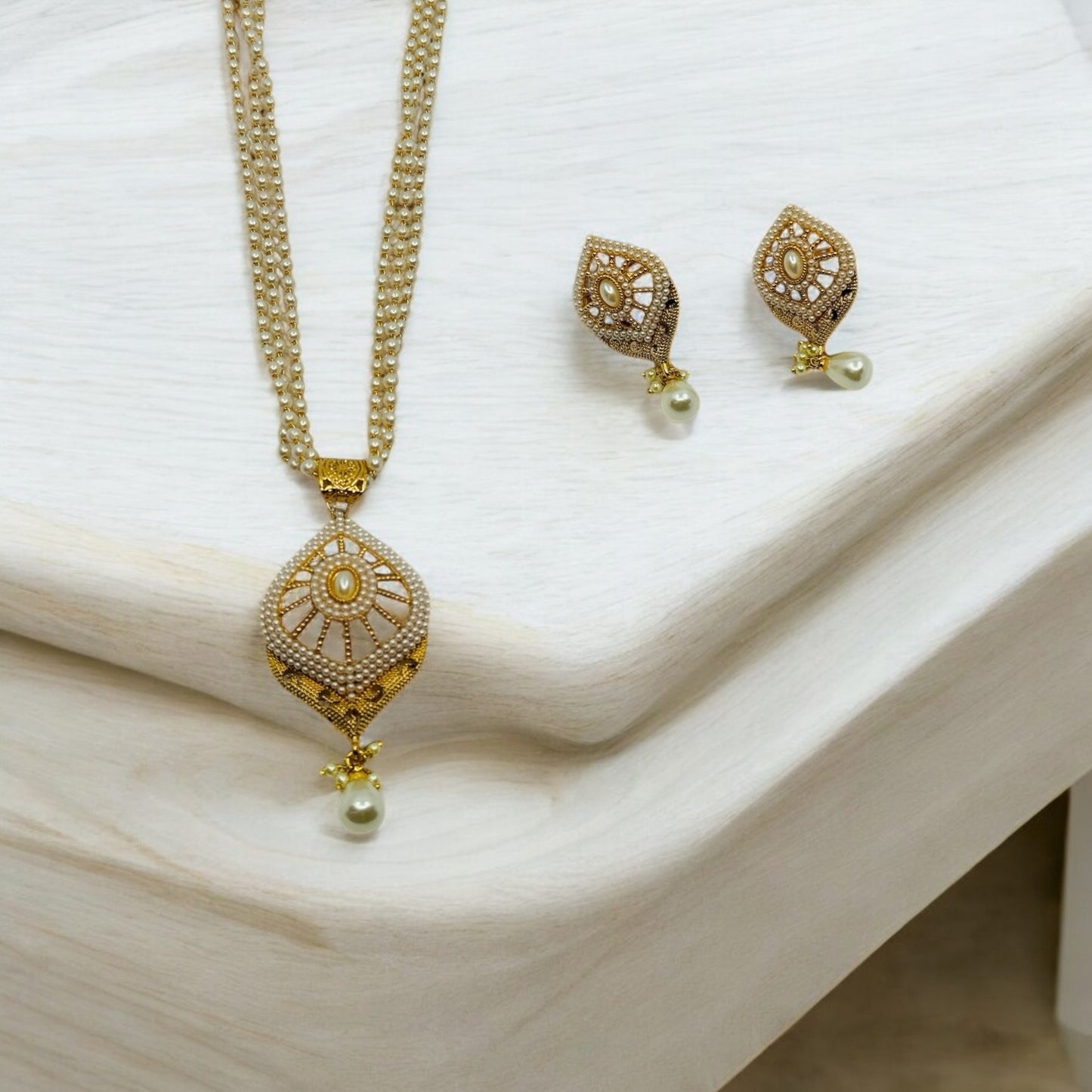 Stunning Pearl Pendant set - Chaandi Rivaaz