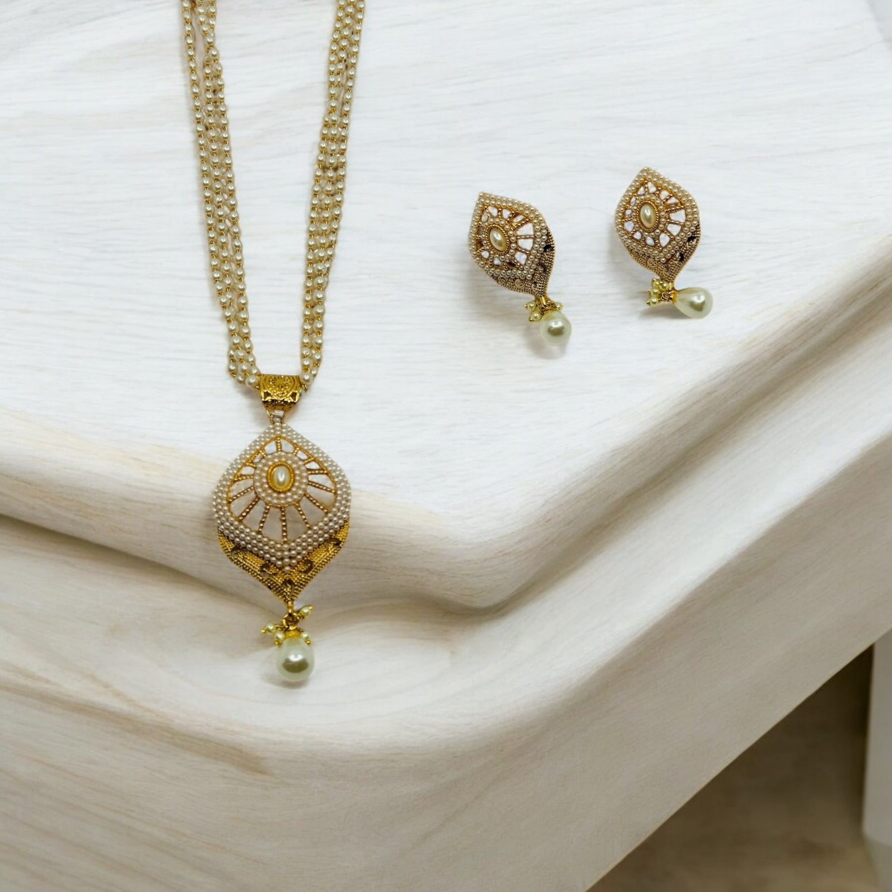 Stunning Pearl Pendant set - Chaandi Rivaaz