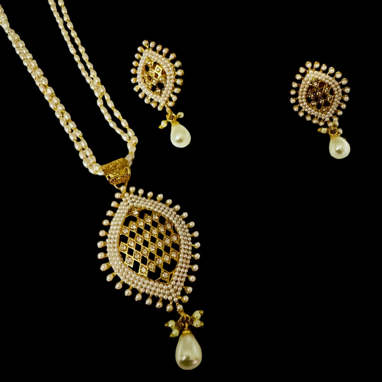 Beautiful Pearl Designer Pendant Set - Chaandi Rivaaz